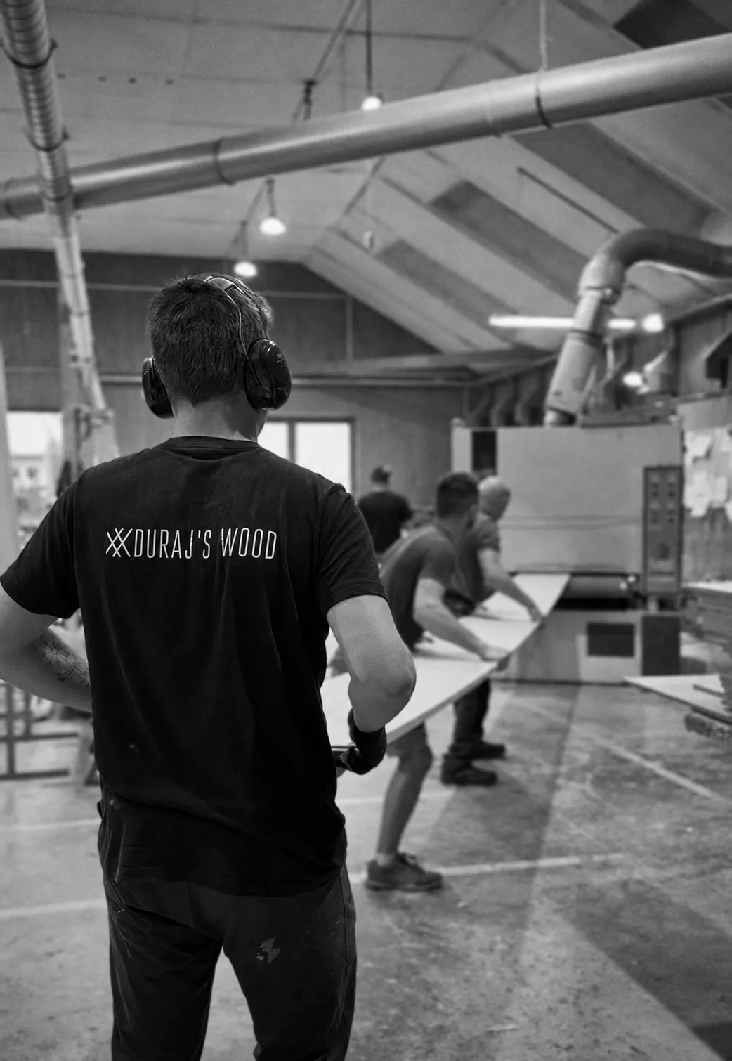 Stolarze przy pracy w hali produkcyjnej Duraj's Wood