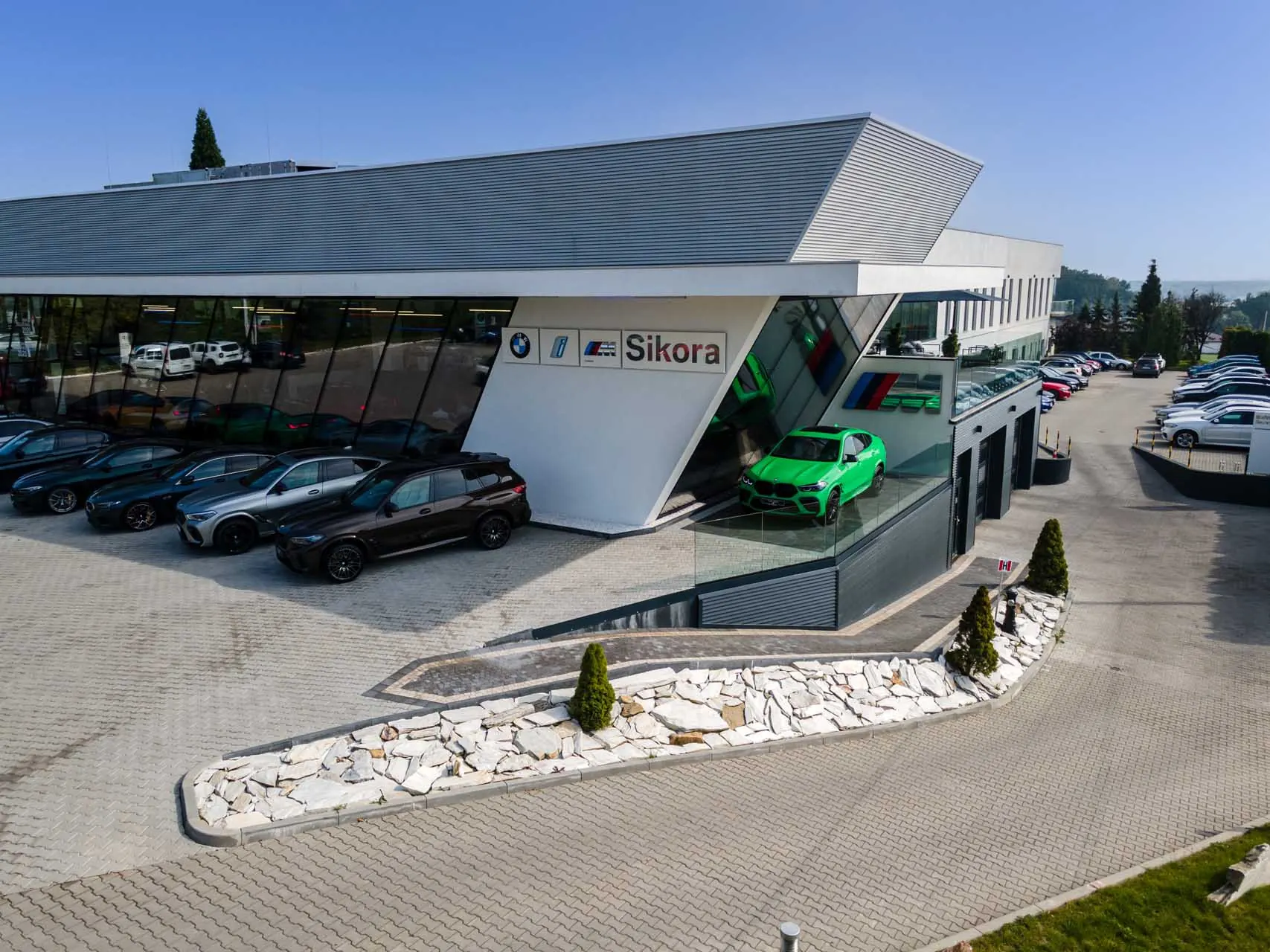 Taras z drewna egzotycznego przy salonie samochodowym, zdjęcie 9
