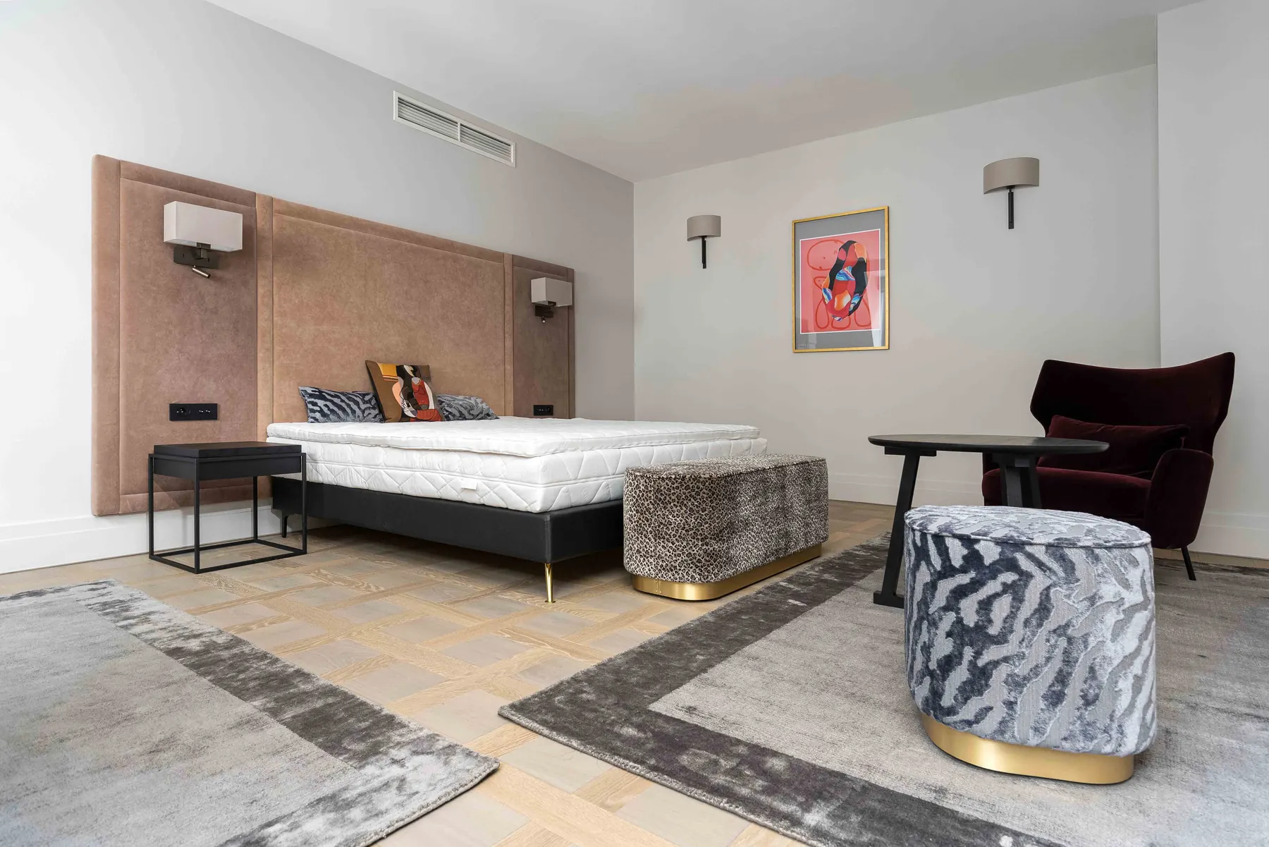 Dębowa podłoga w pokoju hotelowym H15 Luxury Palace, zdjęcie 14