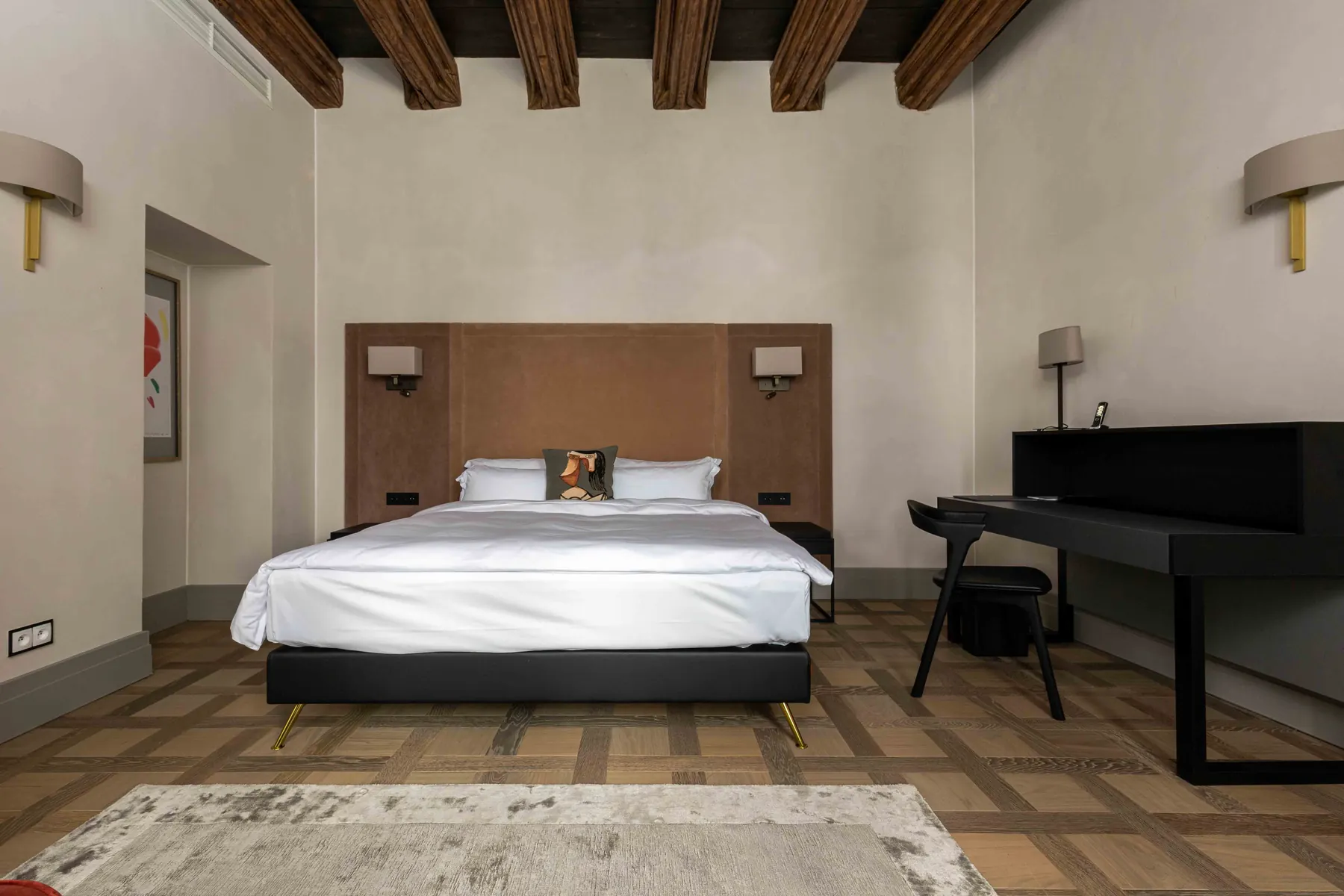 Dębowa podłoga w pokoju hotelowym H15 Luxury Palace, zdjęcie 15