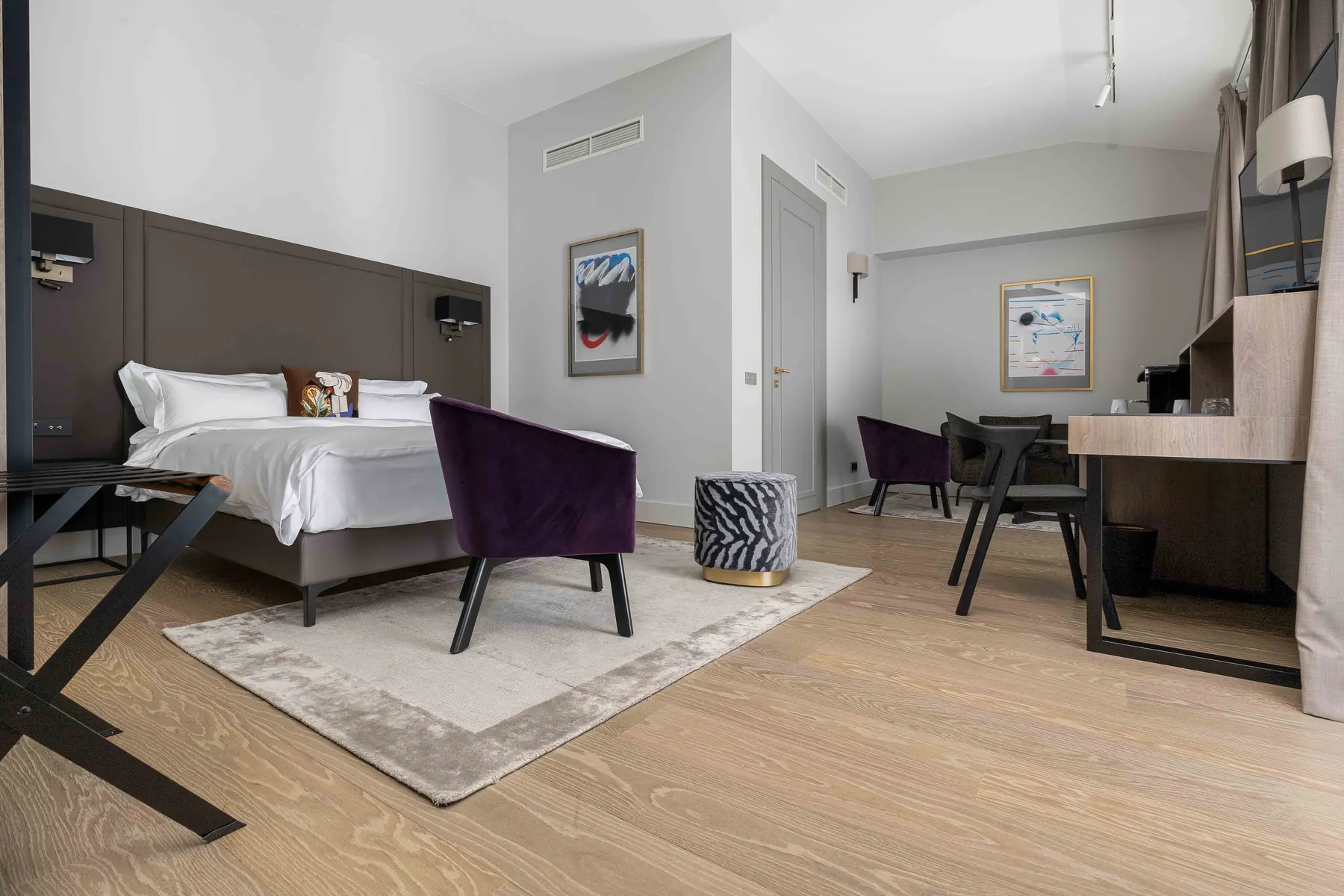Dębowa podłoga w pokoju hotelowym H15 Luxury Palace, zdjęcie 9