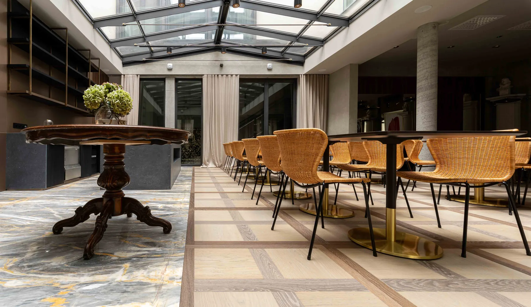 Drewniana posadzka pod sklepieniem holu H15 Luxury Palace, zdjęcie 11