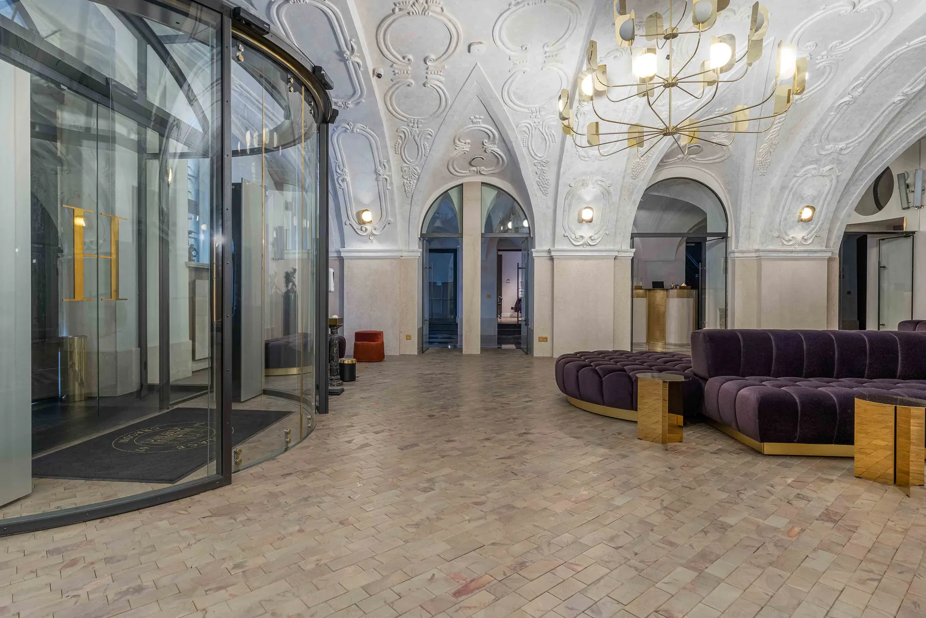 Drewniana posadzka pod sklepieniem holu H15 Luxury Palace, zdjęcie 13