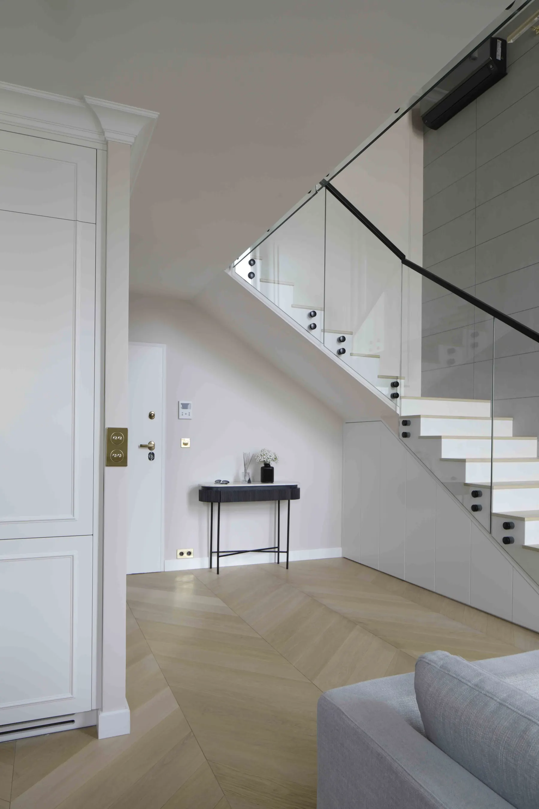 Dębowa jodełka francuska w warszawskim apartamencie, zdjęcie 6