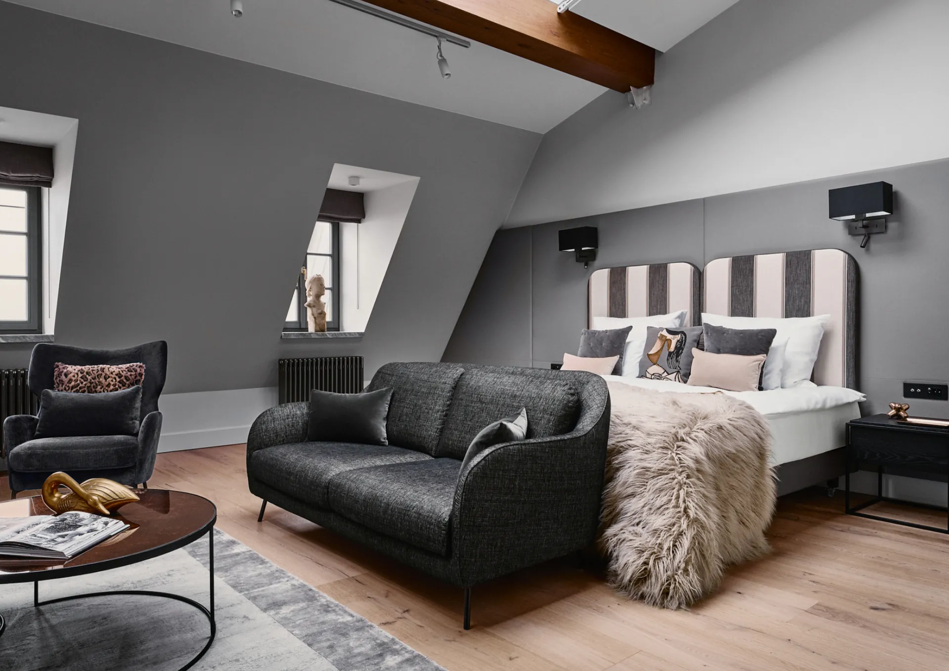 Dębowa podłoga w pokoju hotelowym H15 Luxury Palace, zdjęcie 3