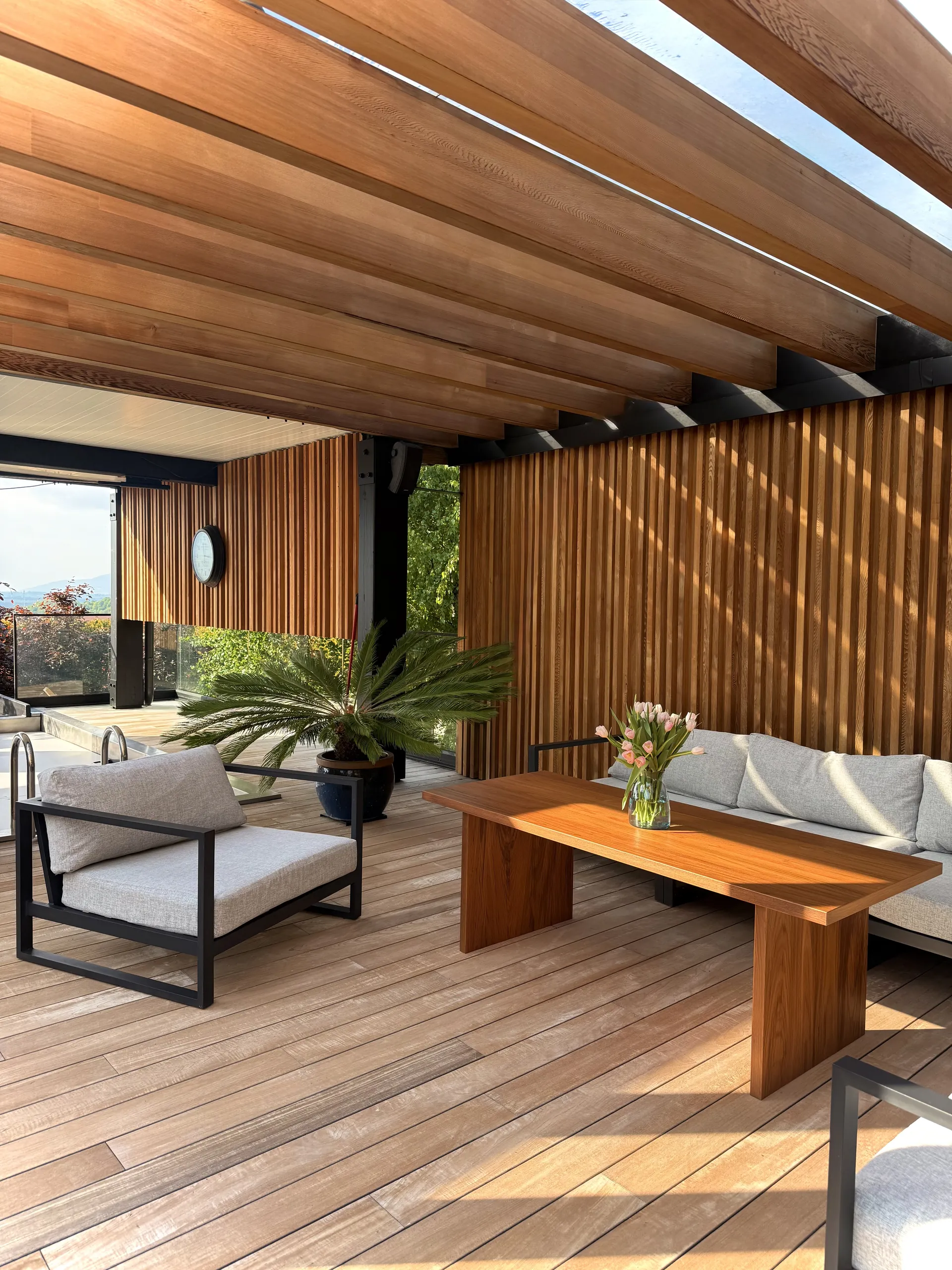 Cedrowa pergola nad tarasem z Teaku w Beskidach