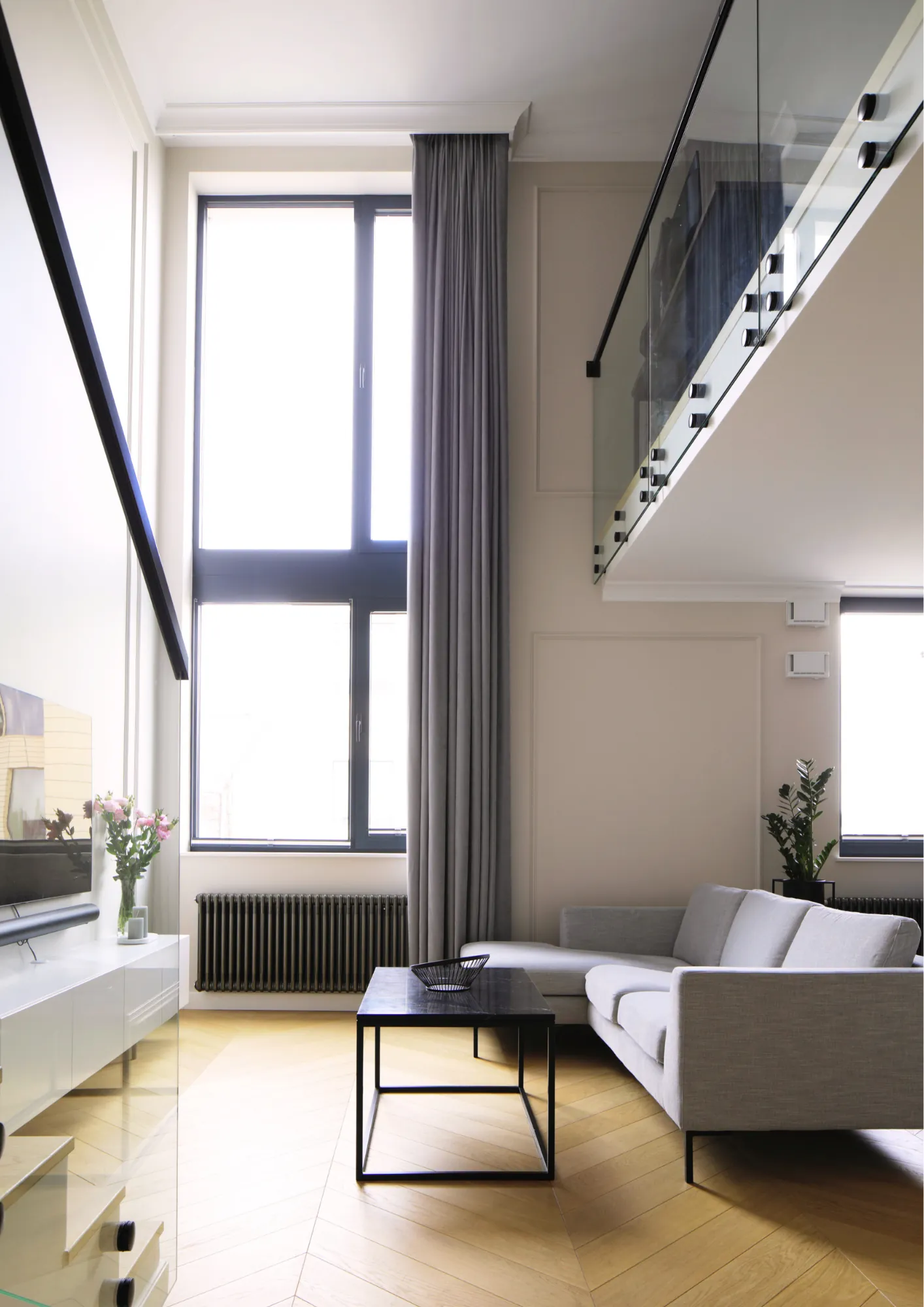 Dębowa jodełka francuska w warszawskim apartamencie